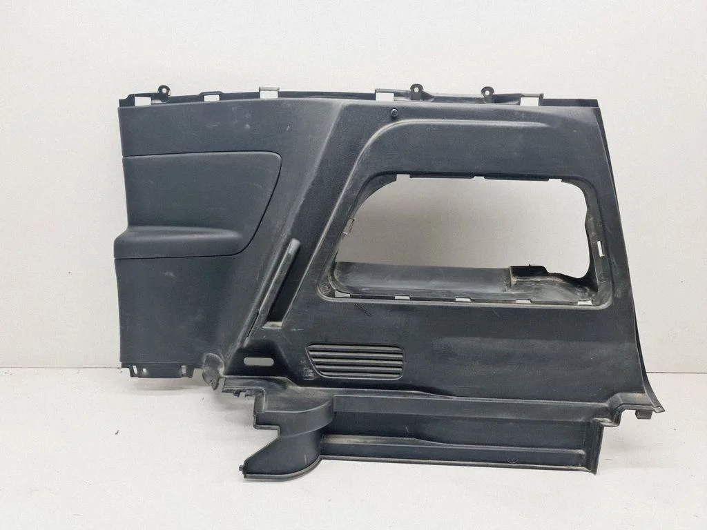 Trunk/boot lower side trim panel – rear right