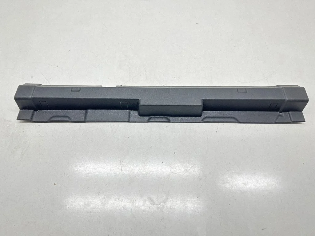Pagasiruumi läve kaitseviimistlus 3G9863409