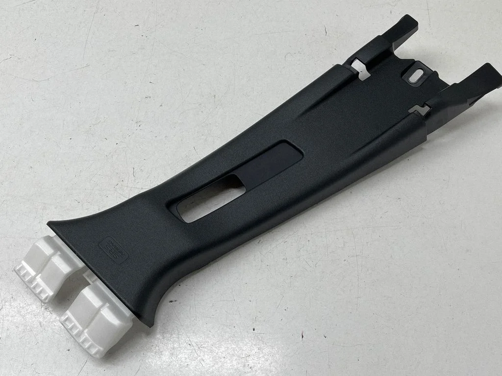 (B) statņa apdare (augšējā) – Subaru Forester SK (2018-2025)
