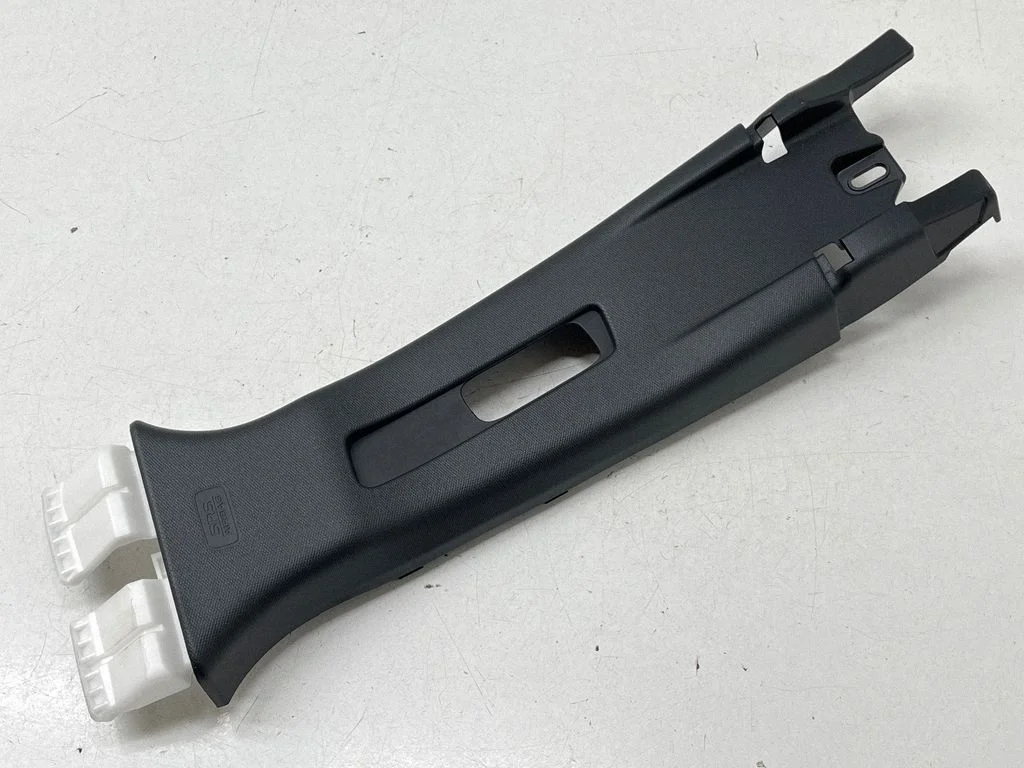 (B) statņa apdare (augšējā) – Subaru Forester SK (2018-2025)