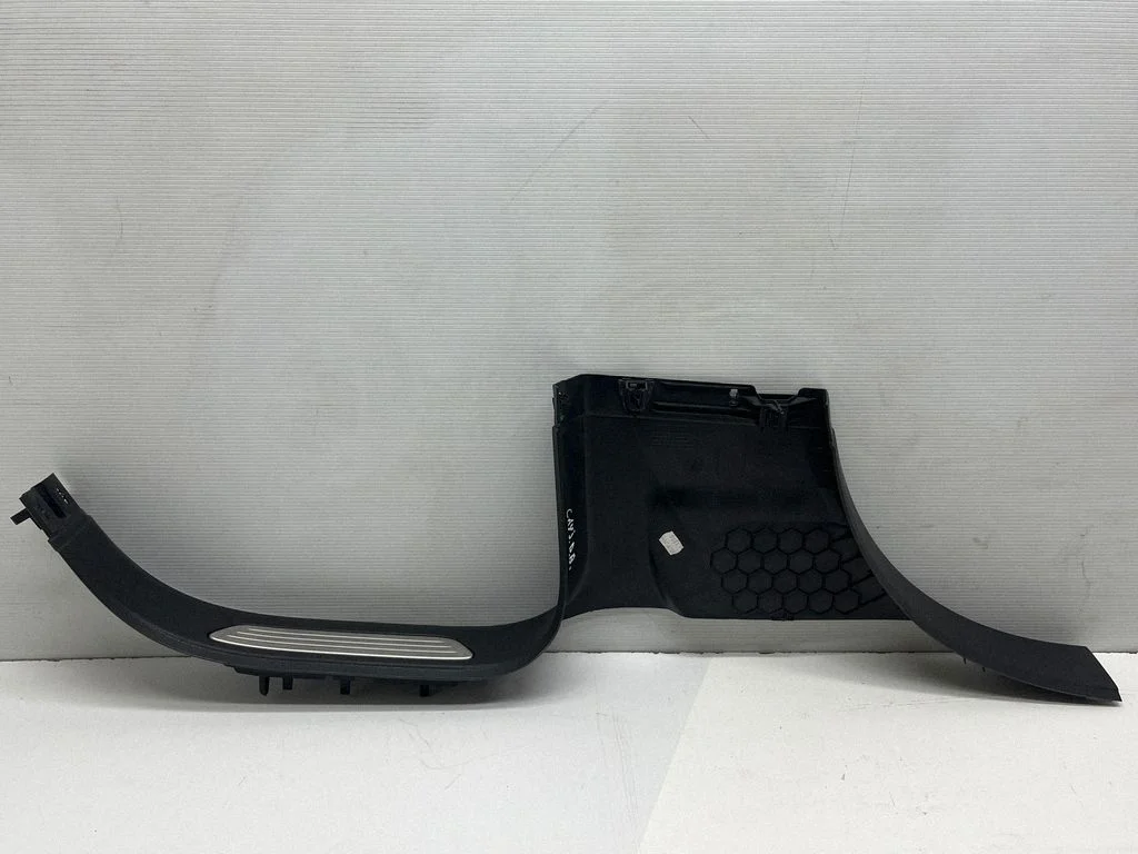 Aizmugurējā sliekšņa apdare (iekšējā) 7P0853370