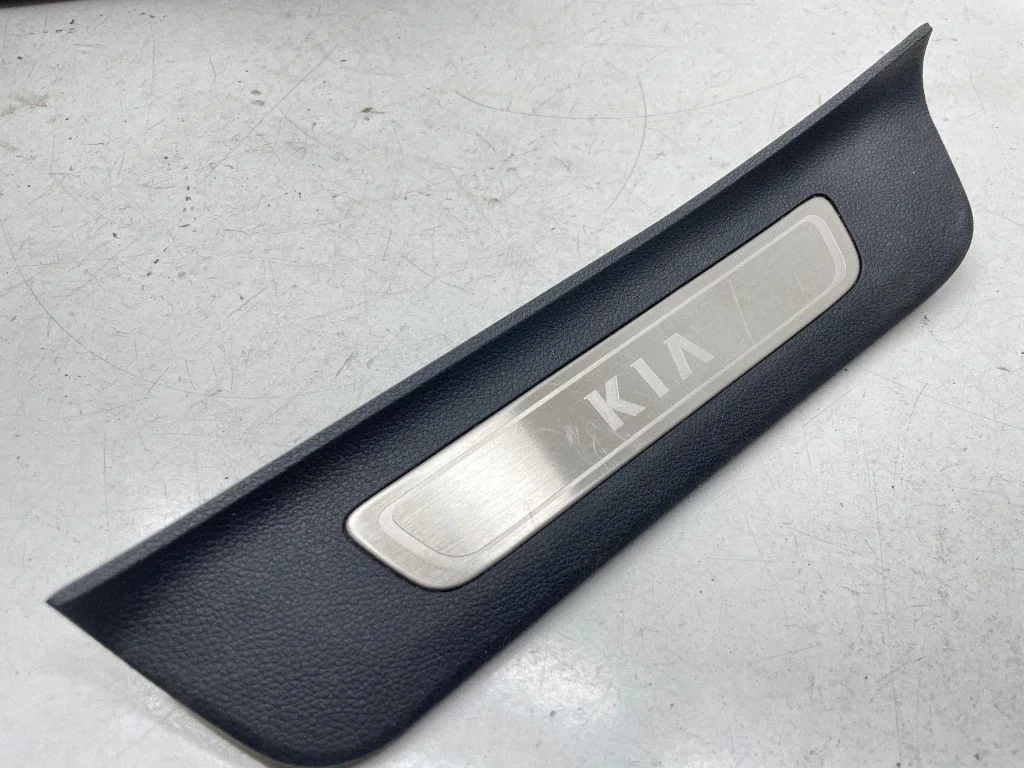 Rear sill trim cover 85878D4500