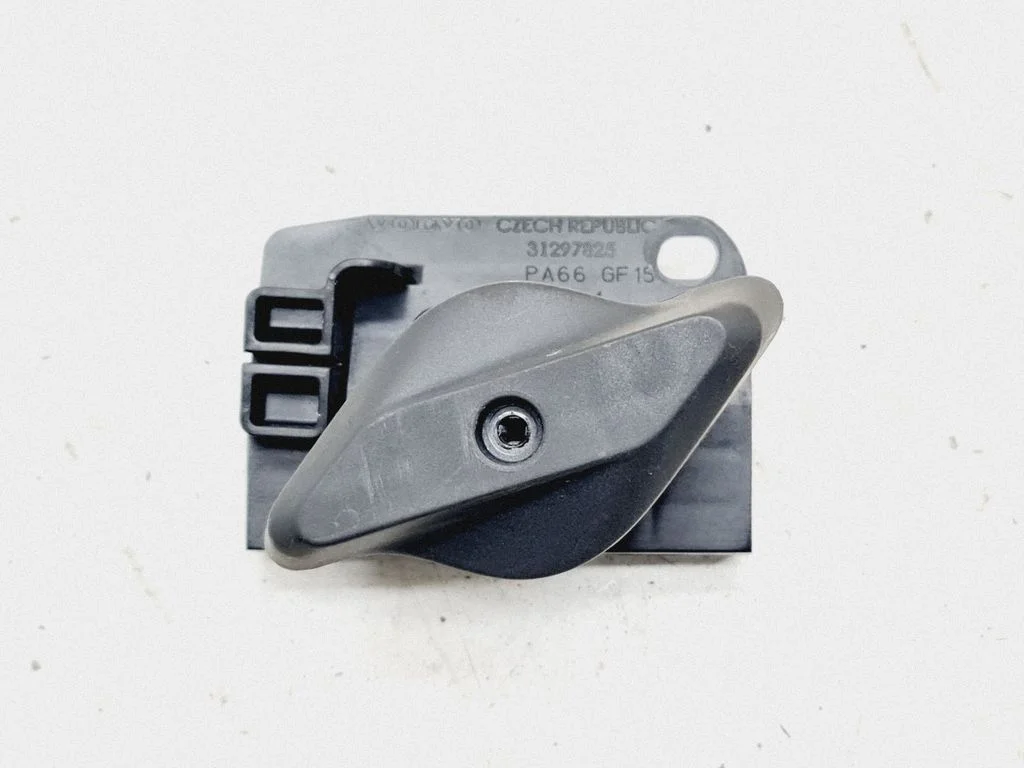 Engine bonnet (hood) release handle – Volvo S60 (2011-2013)