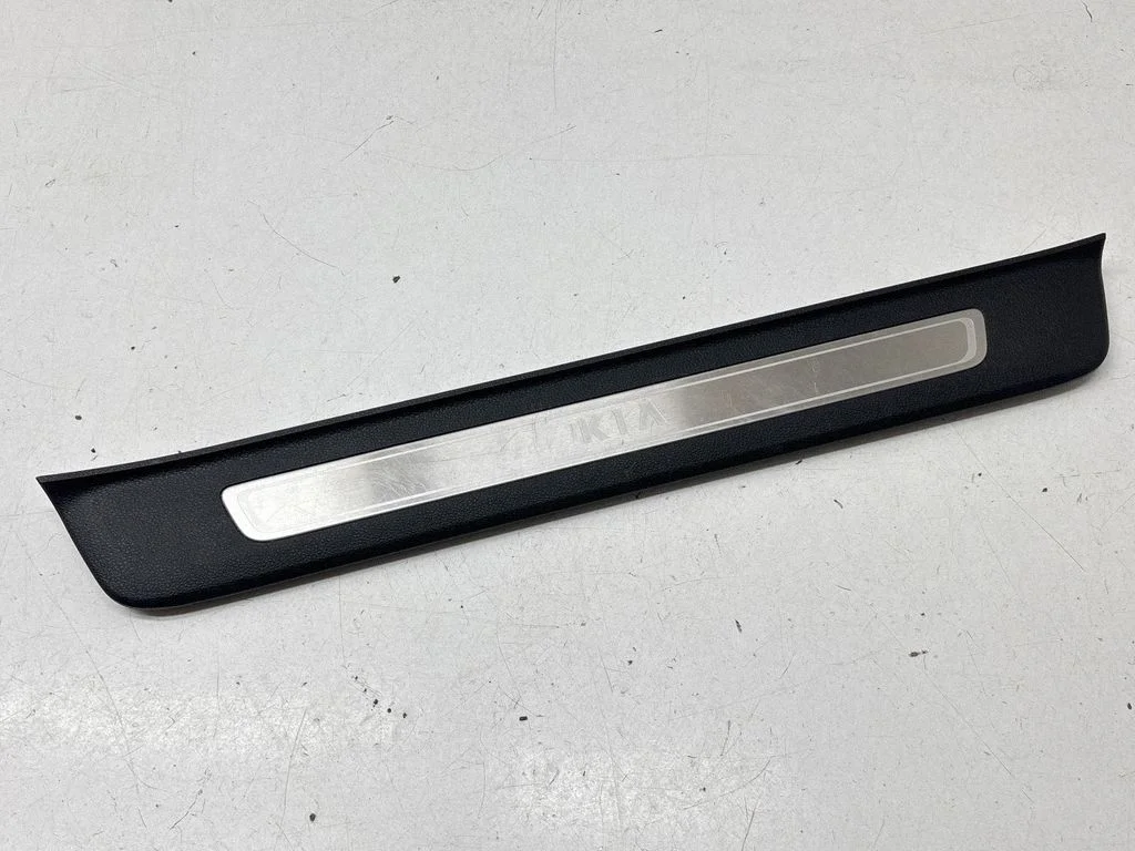 Front sill trim cover 85883D4500