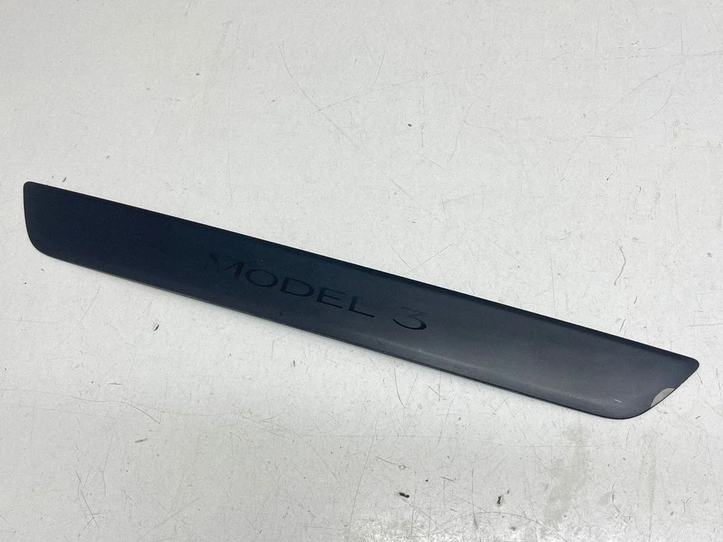 Front sill trim cover – Tesla Model Y (2020-)
