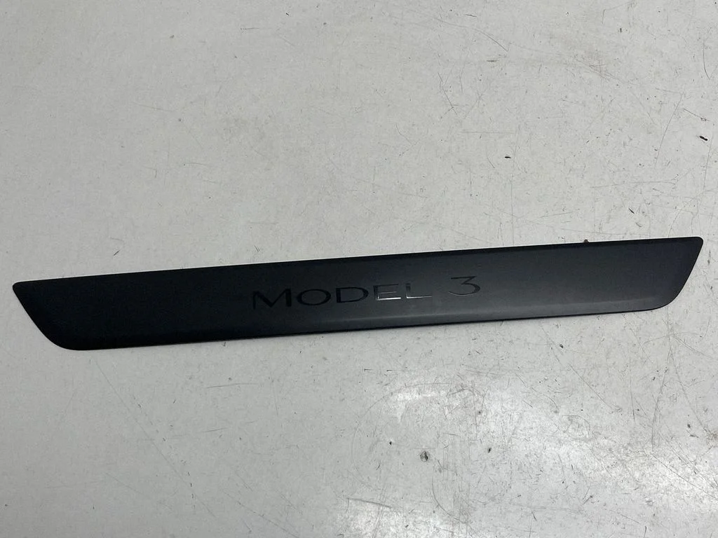 Front sill trim cover – Tesla Model Y (2020-)