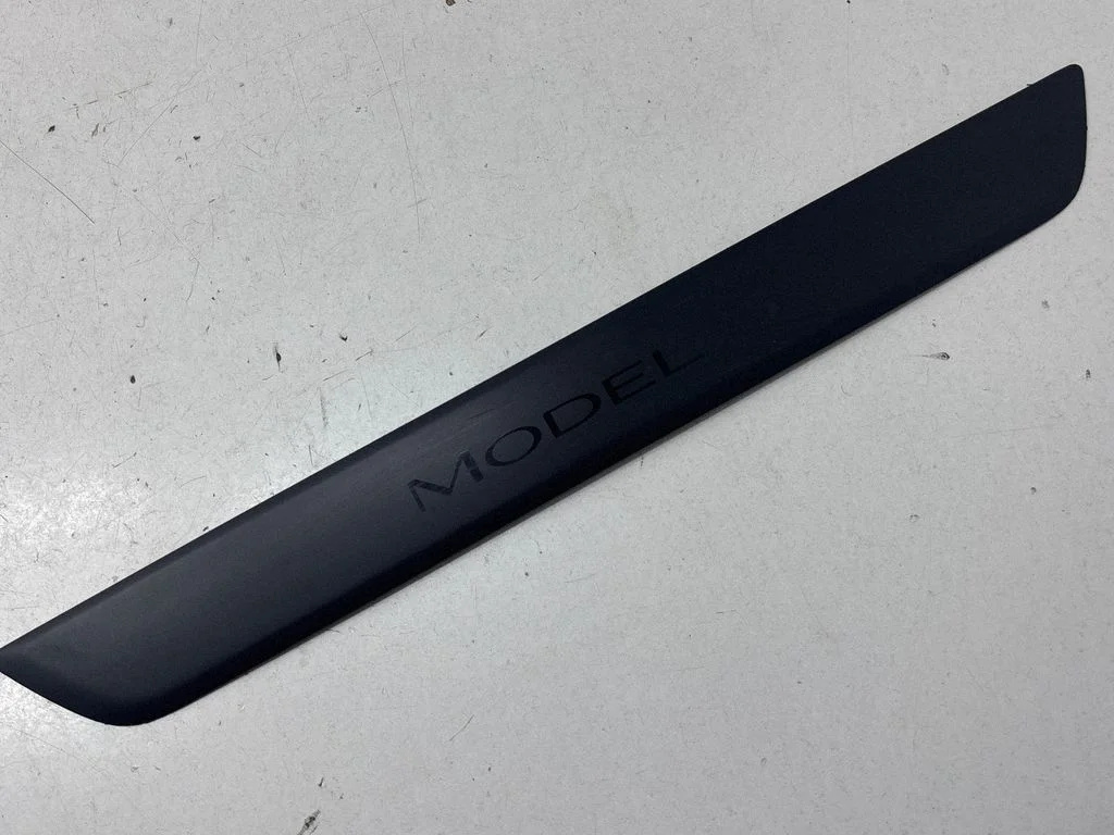 Front sill trim cover – Tesla Model Y (2020-)