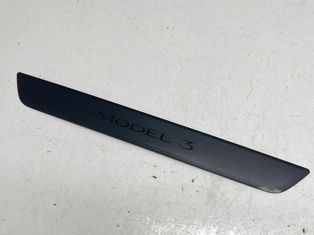 Front sill trim cover – Tesla Model Y (2020-)