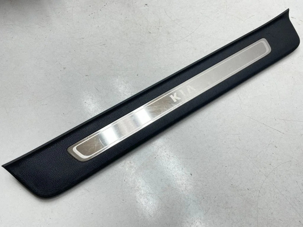 Front sill trim cover 85873D4500