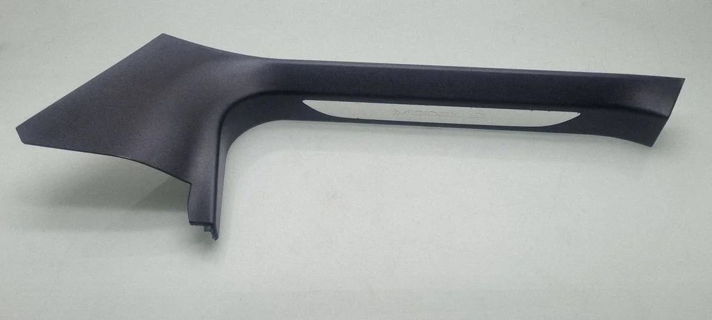 Front sill trim cover – Tesla Model S (2012-)