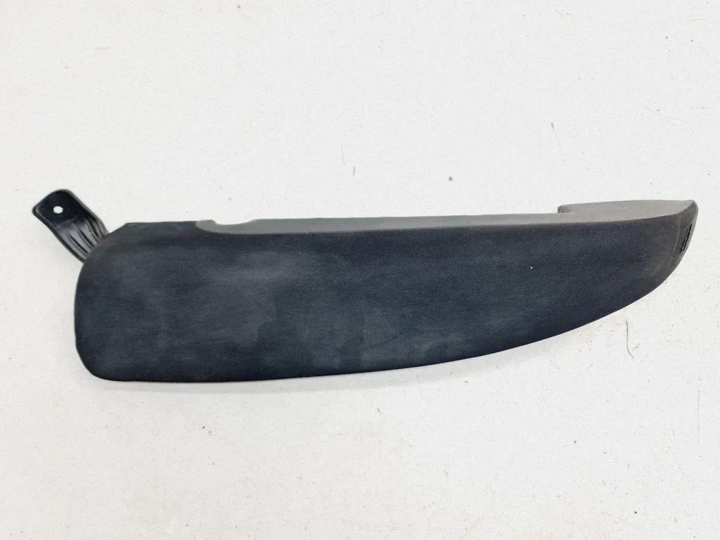 Sānu apdare pie aizmugurējā sēdekļa (augšā) 3C0885701R