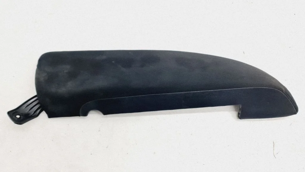 Sānu apdare pie aizmugurējā sēdekļa (augšā) 3C0885702R