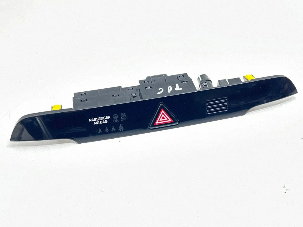 Hazard light switch 93700D7100