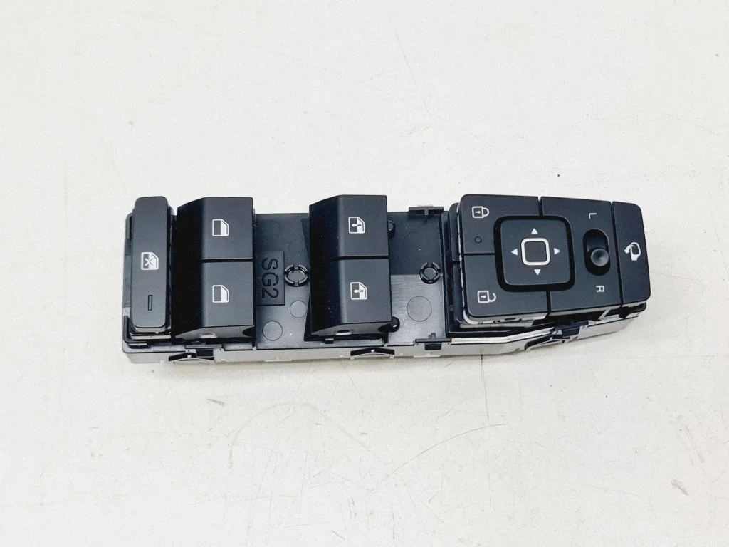 Electric window control switch 93571AT870