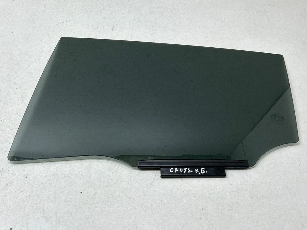 Rear door window glass 62011FN03A