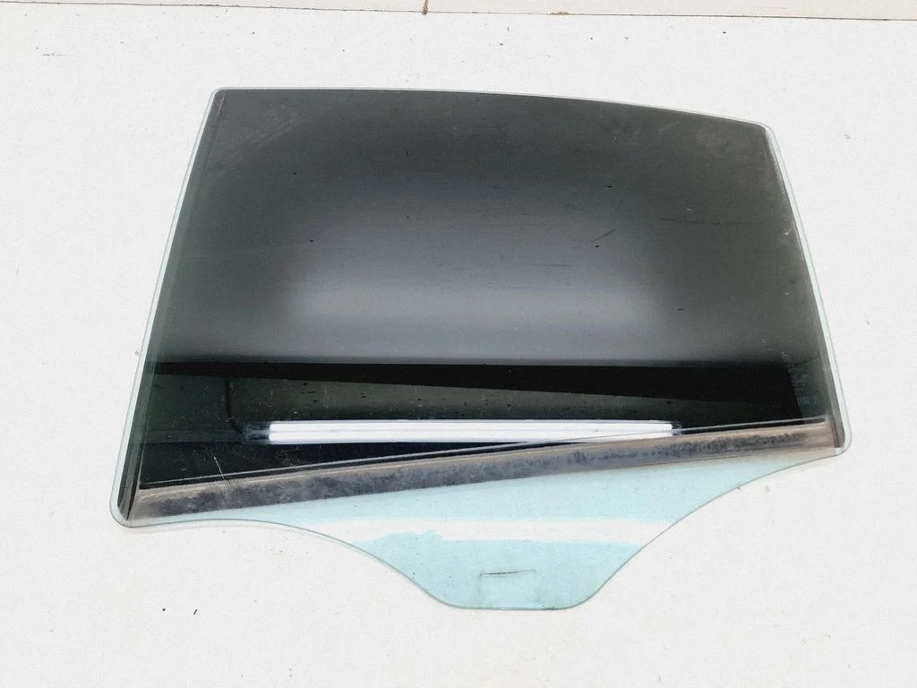 Rear door window glass 43R000262