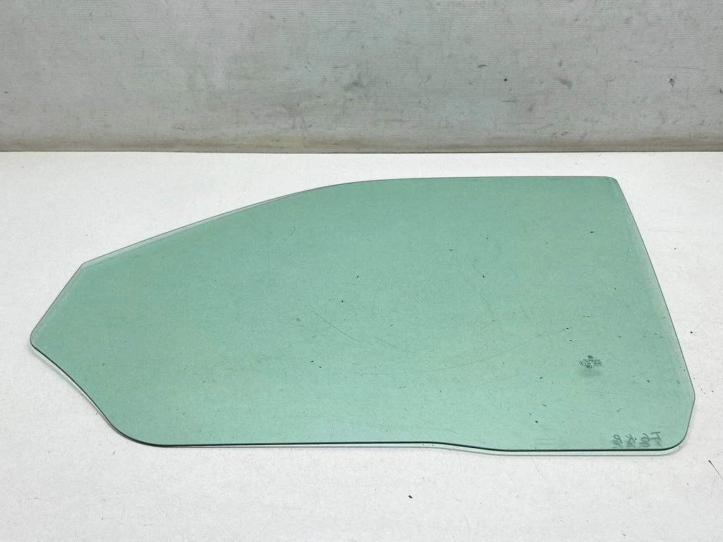 Galvenais priekšējo durvju stikls (četrdurvju) 43R001025