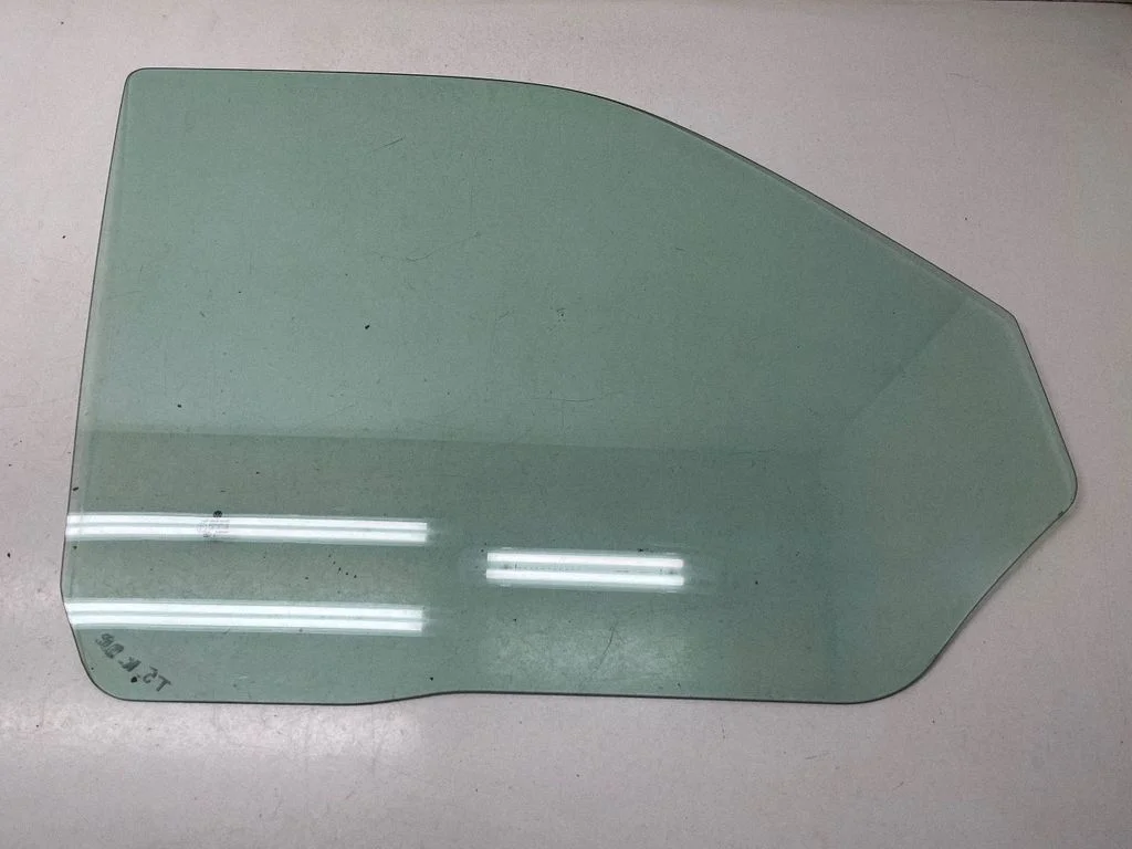 Galvenais priekšējo durvju stikls (četrdurvju) 43R00100
