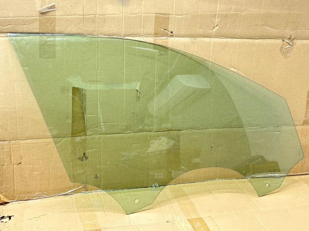 Front door window glass four-door 43R00098