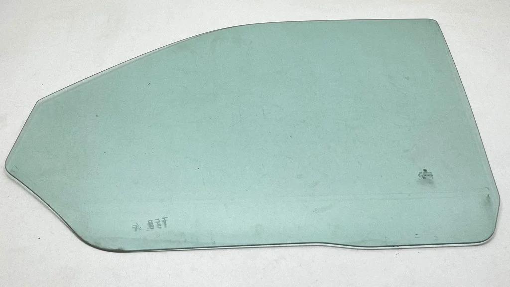 Front door window glass four-door 43R001100