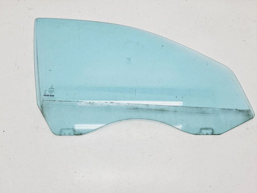 Front door window glass four-door 43R000262