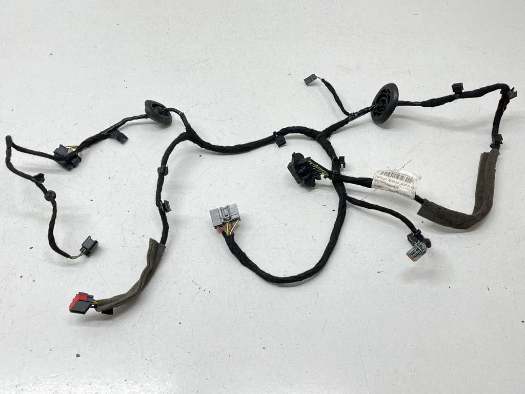 Aizmugurējo durvju vadu instalācija 32143956AB