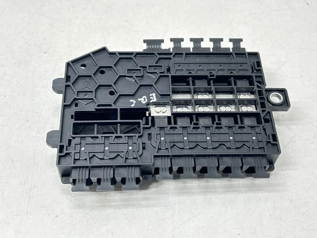 Plusa vadu savienojuma mezgls – Mercedes-Benz EQC (2019-)