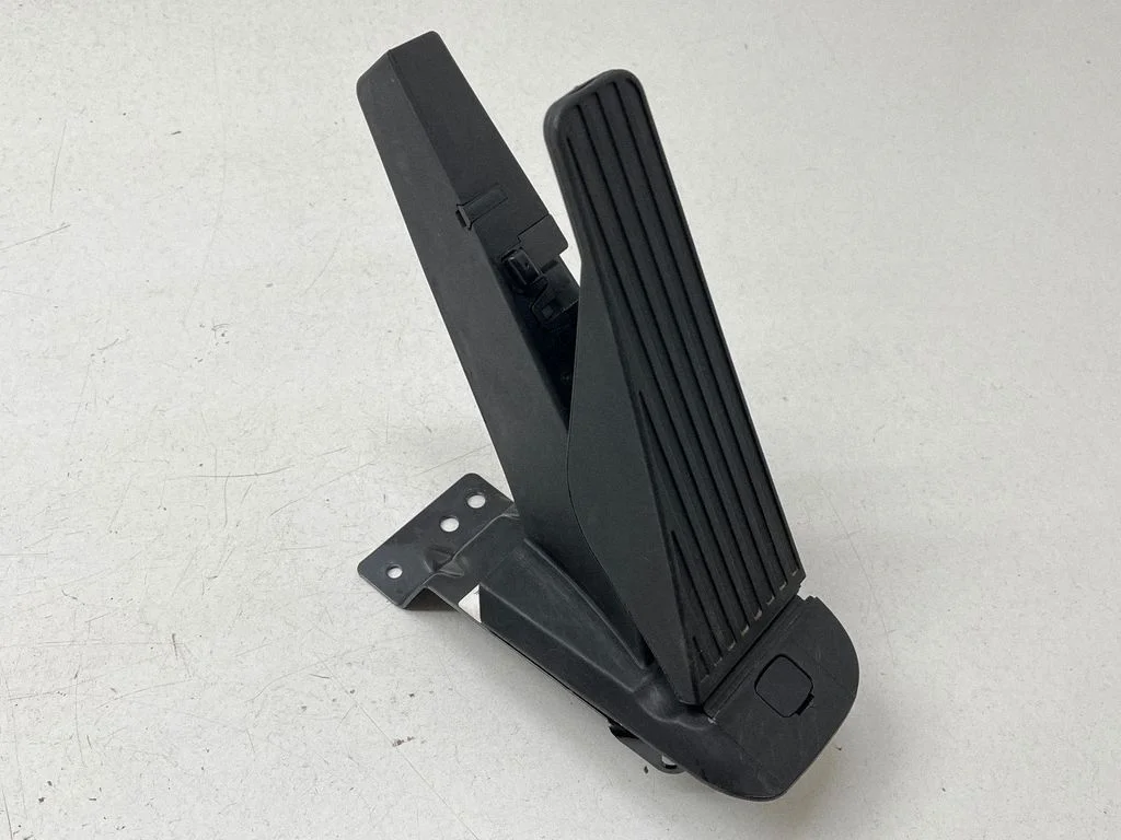 Accelerator throttle pedal 32269124