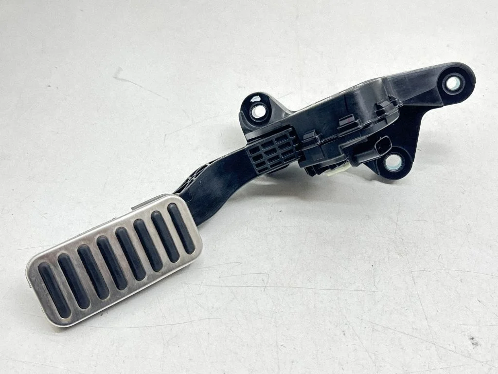 Accelerator throttle pedal 32728-AT900