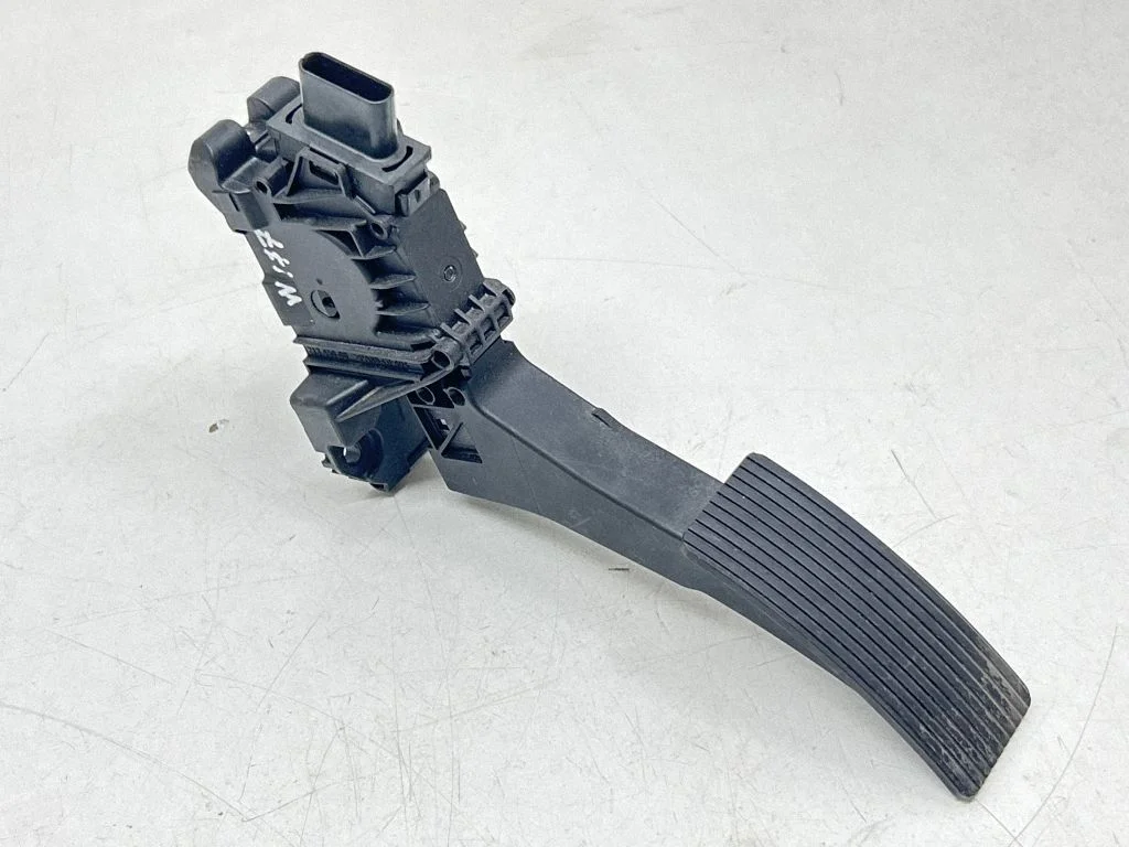Akseleratora pedālis A1773001800