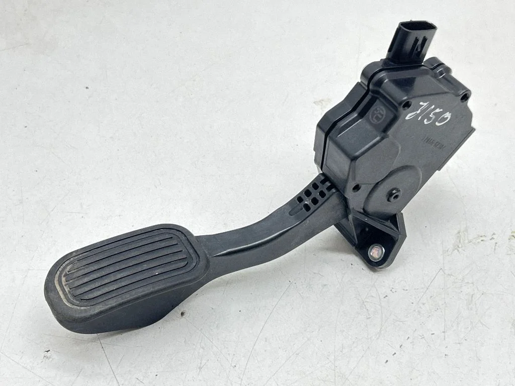 Accelerator throttle pedal – Toyota Land Cruiser (J150) (2009-)