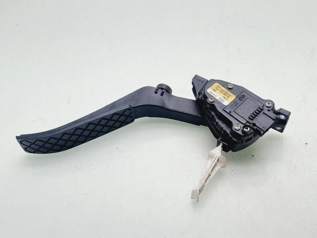 Accelerator throttle pedal – Volkswagen Touareg I (2002-2010)