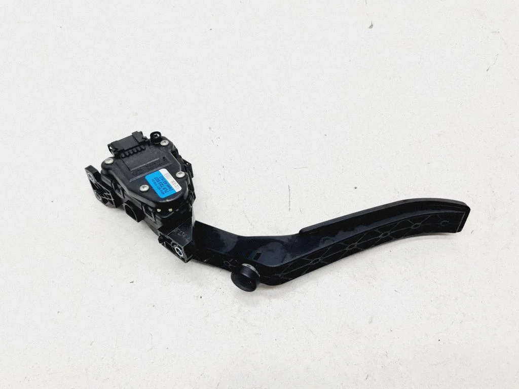 Accelerator throttle pedal – Volkswagen Touareg I (2002-2010)