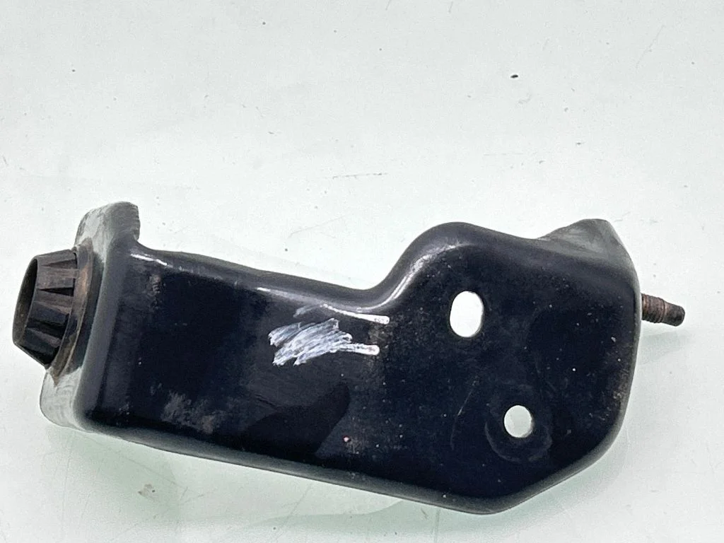 Radiatoru paneļa kronšteins 7N5461GMQ