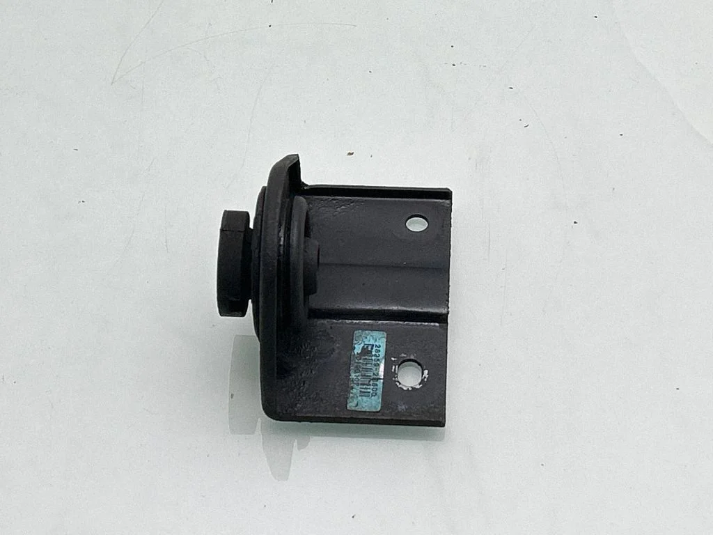 Wspornik pasa przedniego 282592B800