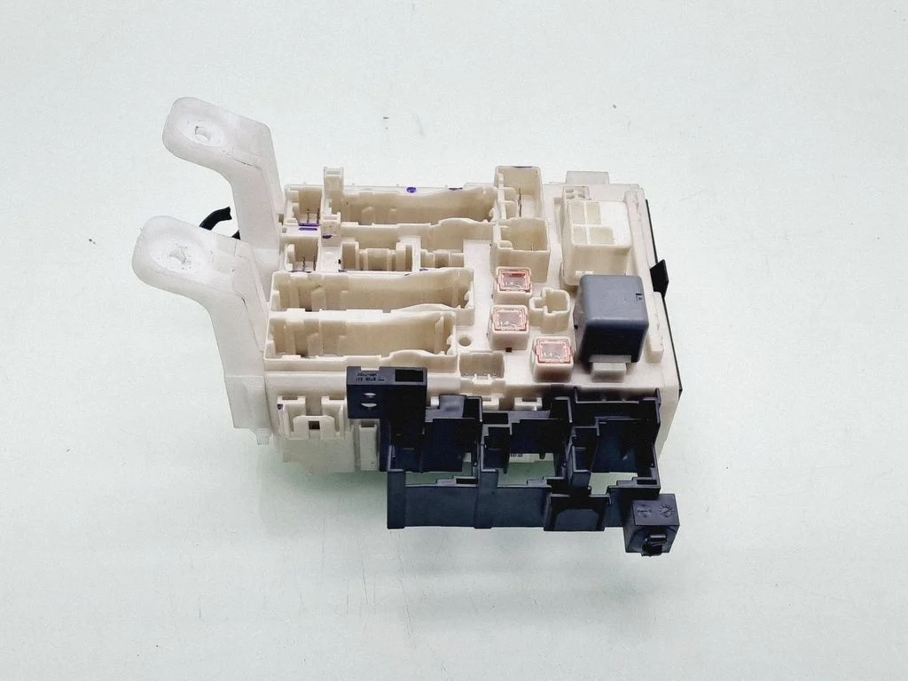 Fuse module – Toyota RAV 4 (XA30) (2006-2016)