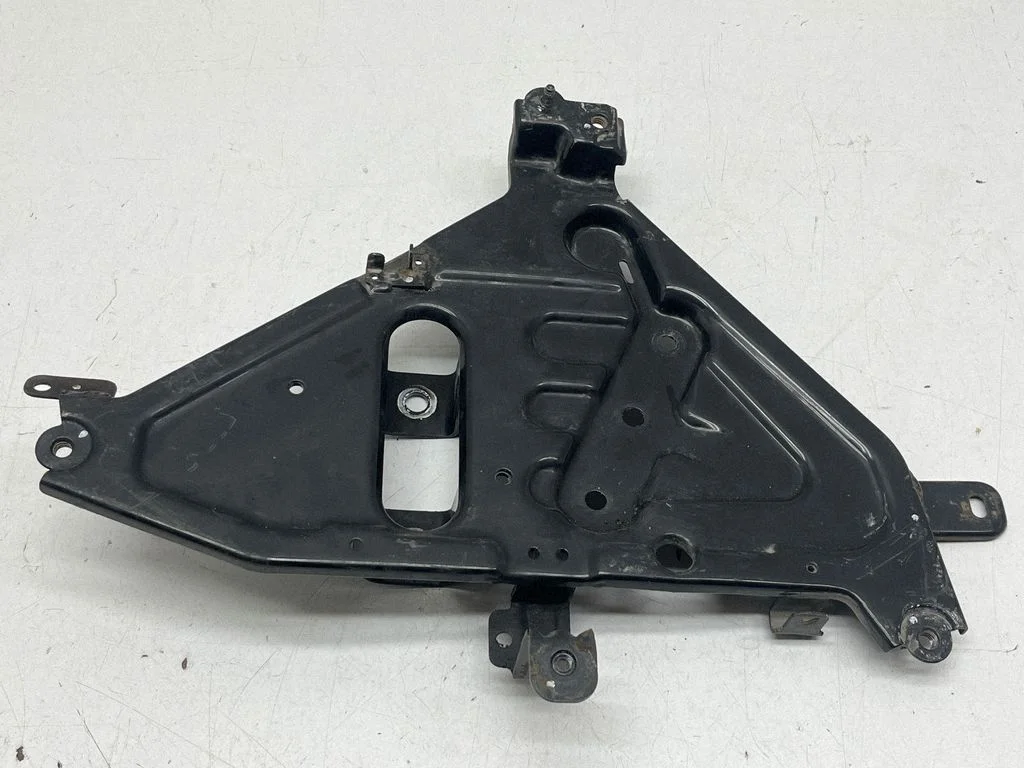Battery bracket – front left