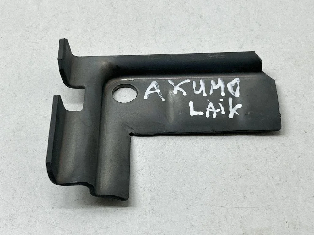 Akumulatora kronšteins 1S0803123