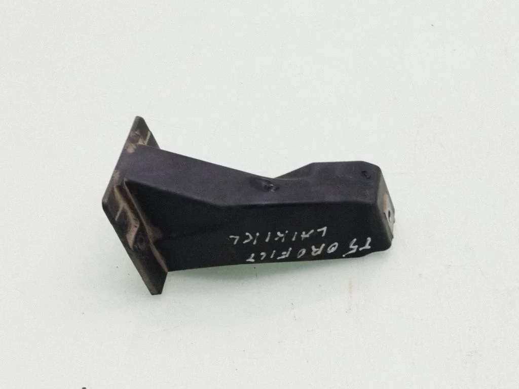 Cita motora nodalījuma detaļa 7H0129671B