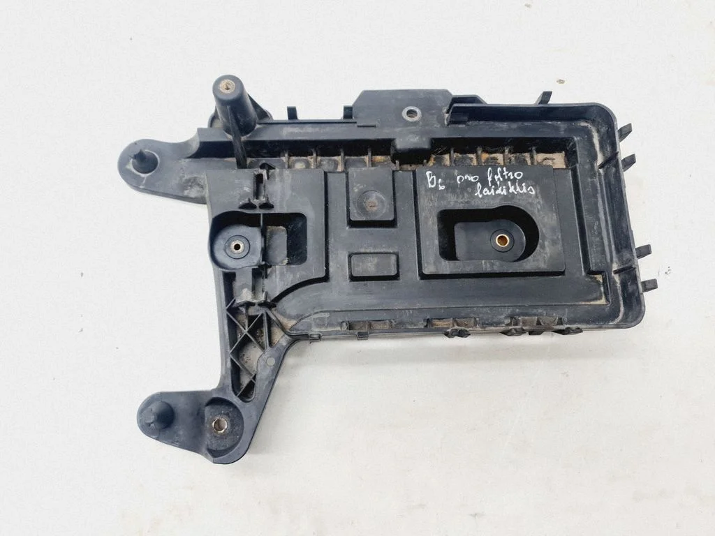 Akumulatora paliktnis 1K0915333