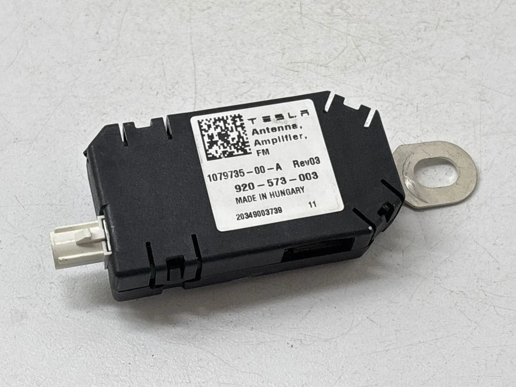 Antenas pastiprinātājs – Tesla Model Y (2020-)