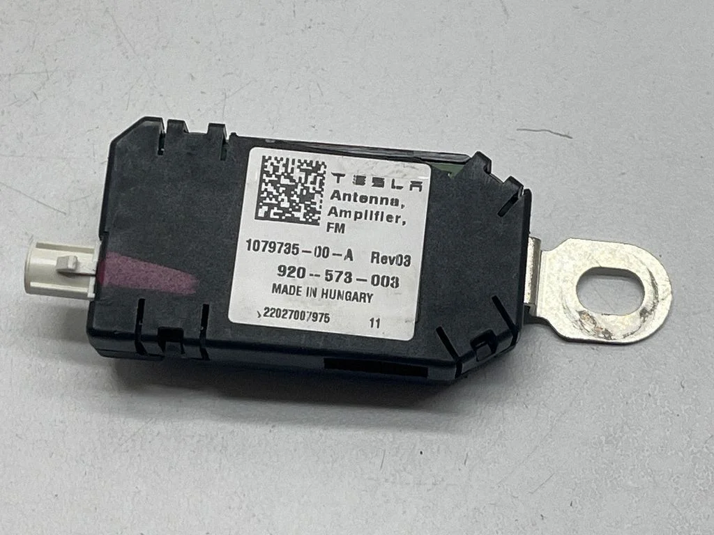 Antenas pastiprinātājs – Tesla Model Y (2020-)