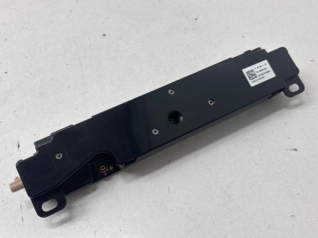 Wzmacniacz antenowy – Tesla Model Y (2020-)
