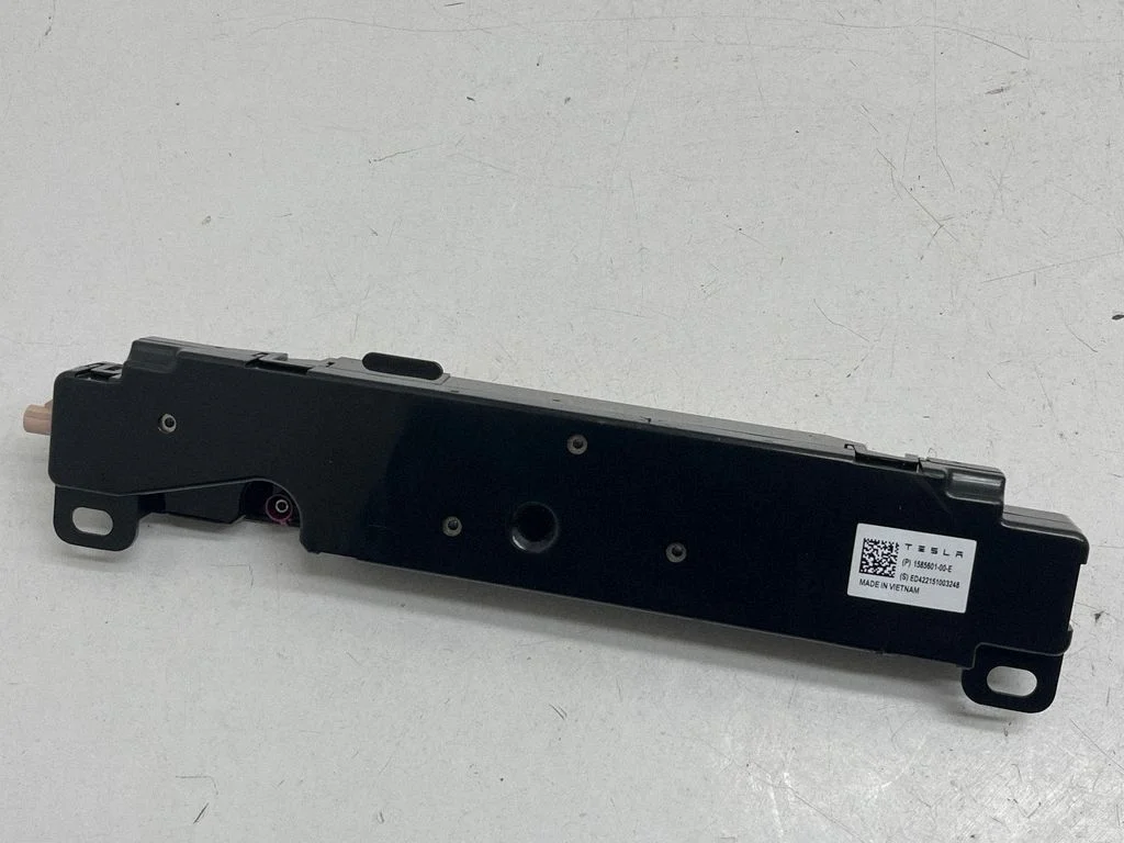 Wzmacniacz antenowy – Tesla Model Y (2020-)