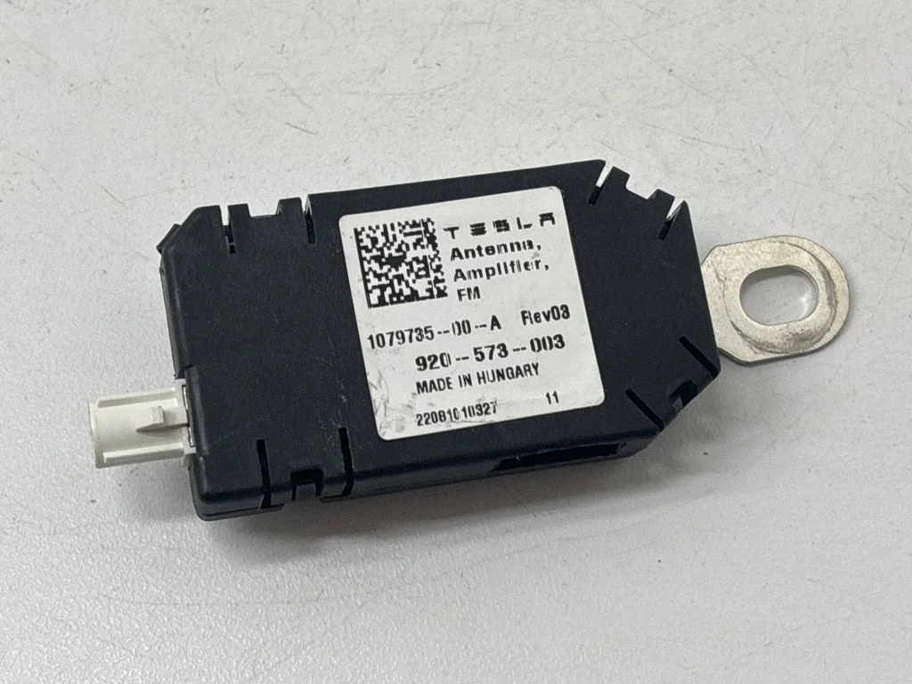Antenas pastiprinātājs – Tesla Model Y (2020-)