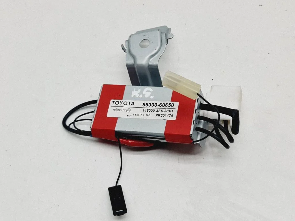 Aerial antenna amplifier – Toyota Land Cruiser (J150) (2009-)