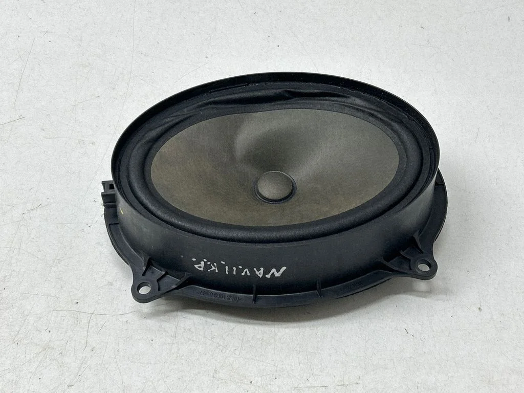 Skaļrunis (-ņi) priekšējās durvīs – Nissan Navara D23 (2015-)