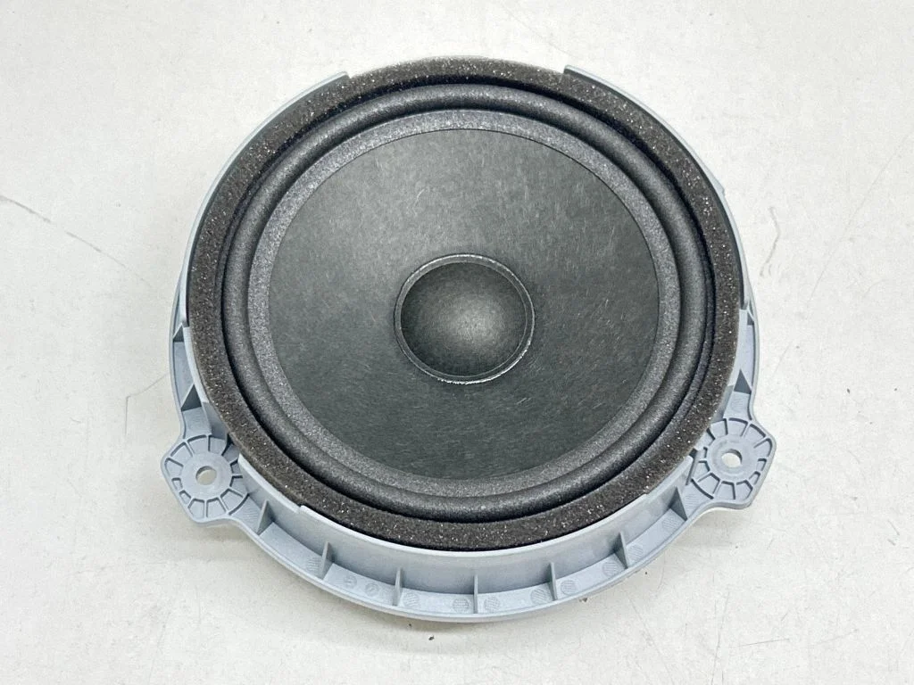 Skaļrunis (-ņi) priekšējās durvīs 96330AT100