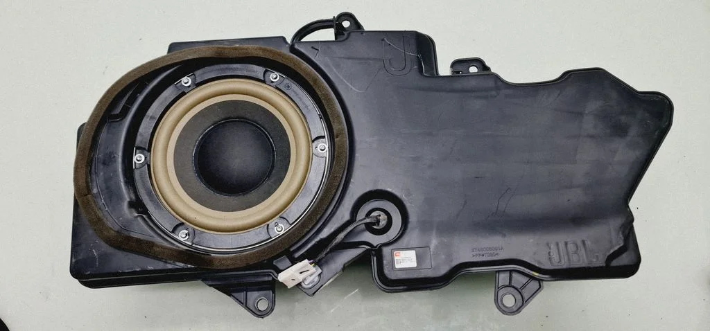 Subwoofer speaker – Toyota Land Cruiser (J150) (2009-)