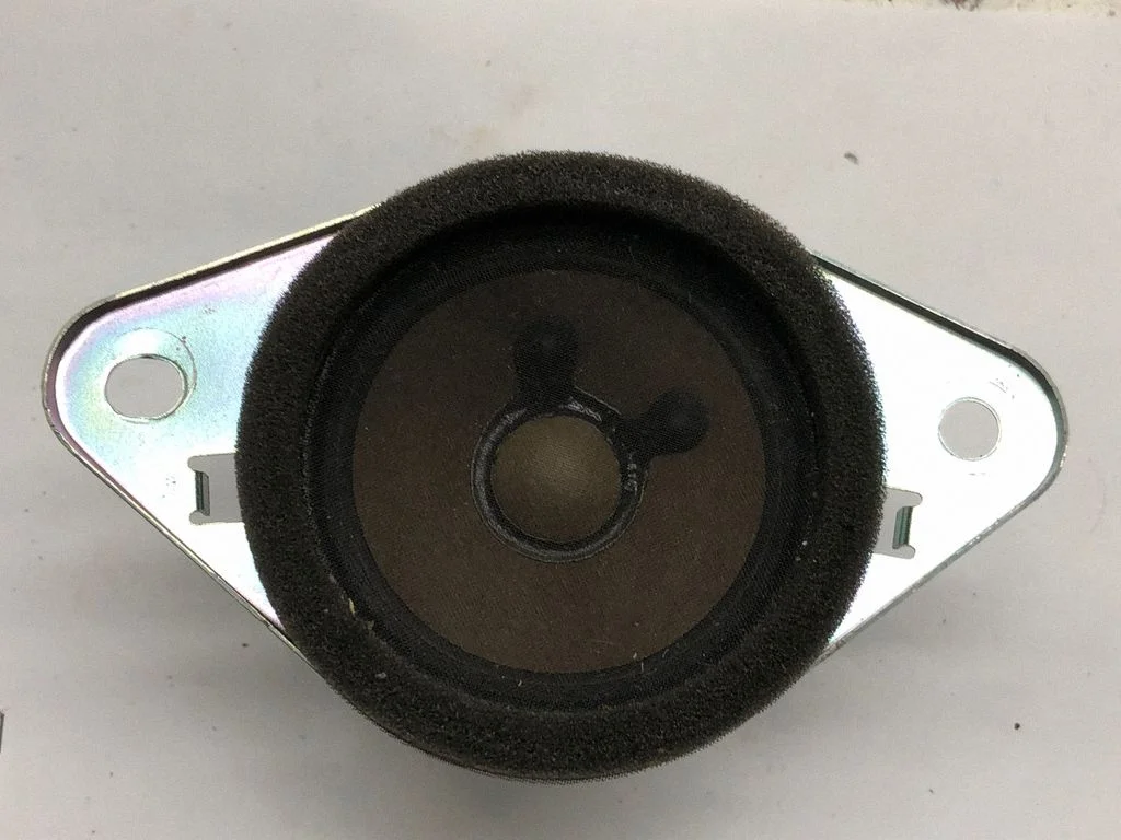 Skaļrunis panelī – Subaru Outback (2009-2014)